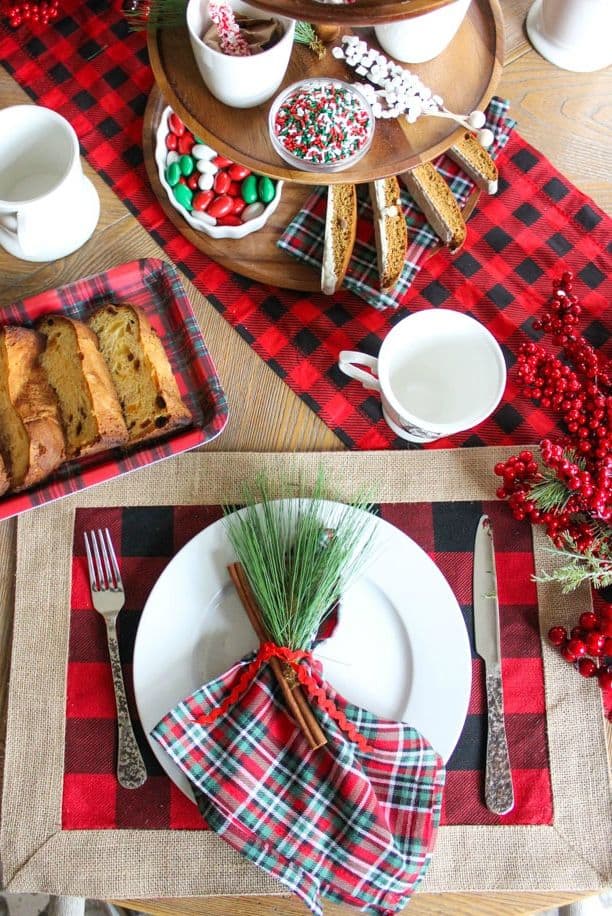 Decoración de mesas navideñas con detalles a cuadros