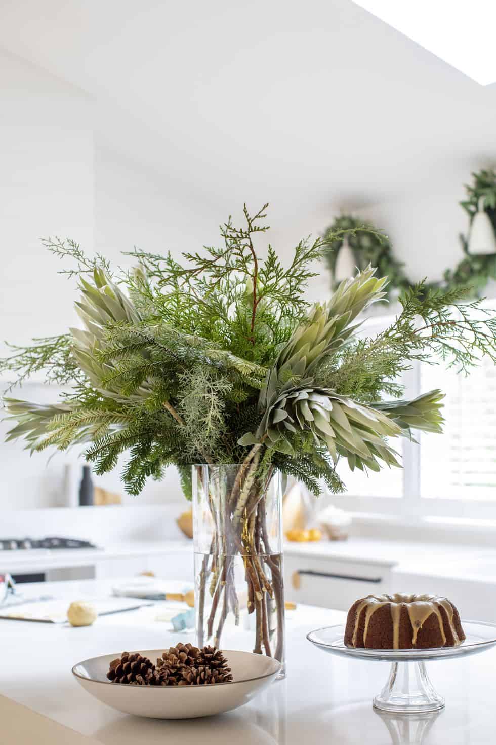 Decoración de mesas navideñas con esquejes de hoja perenne