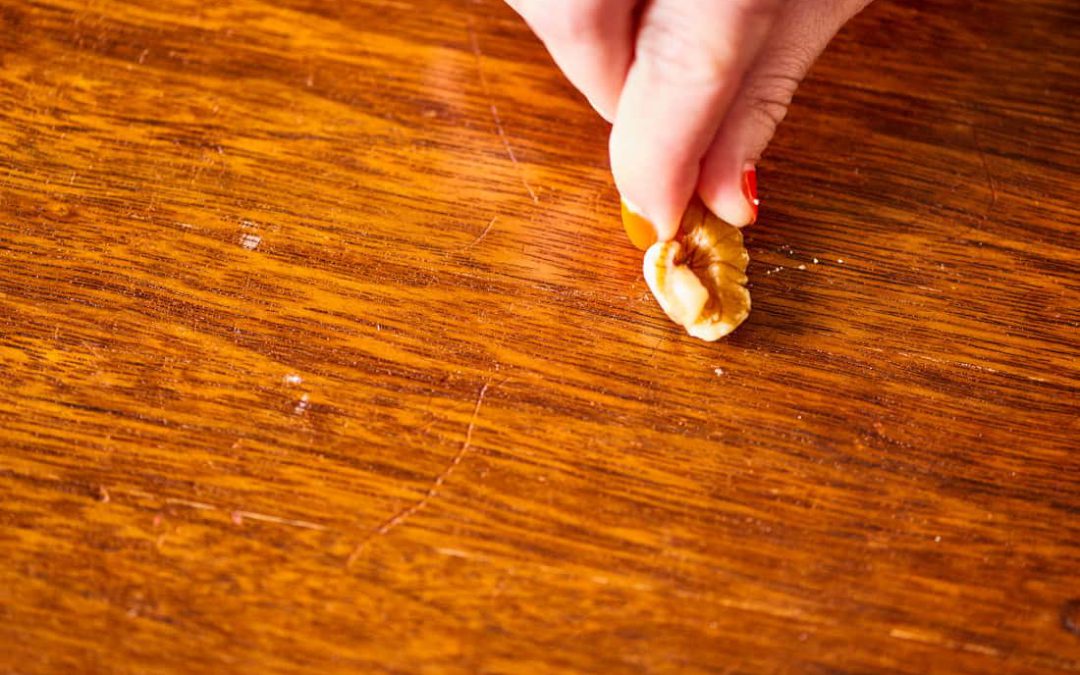 Cómo quitar arañazos en muebles de madera
