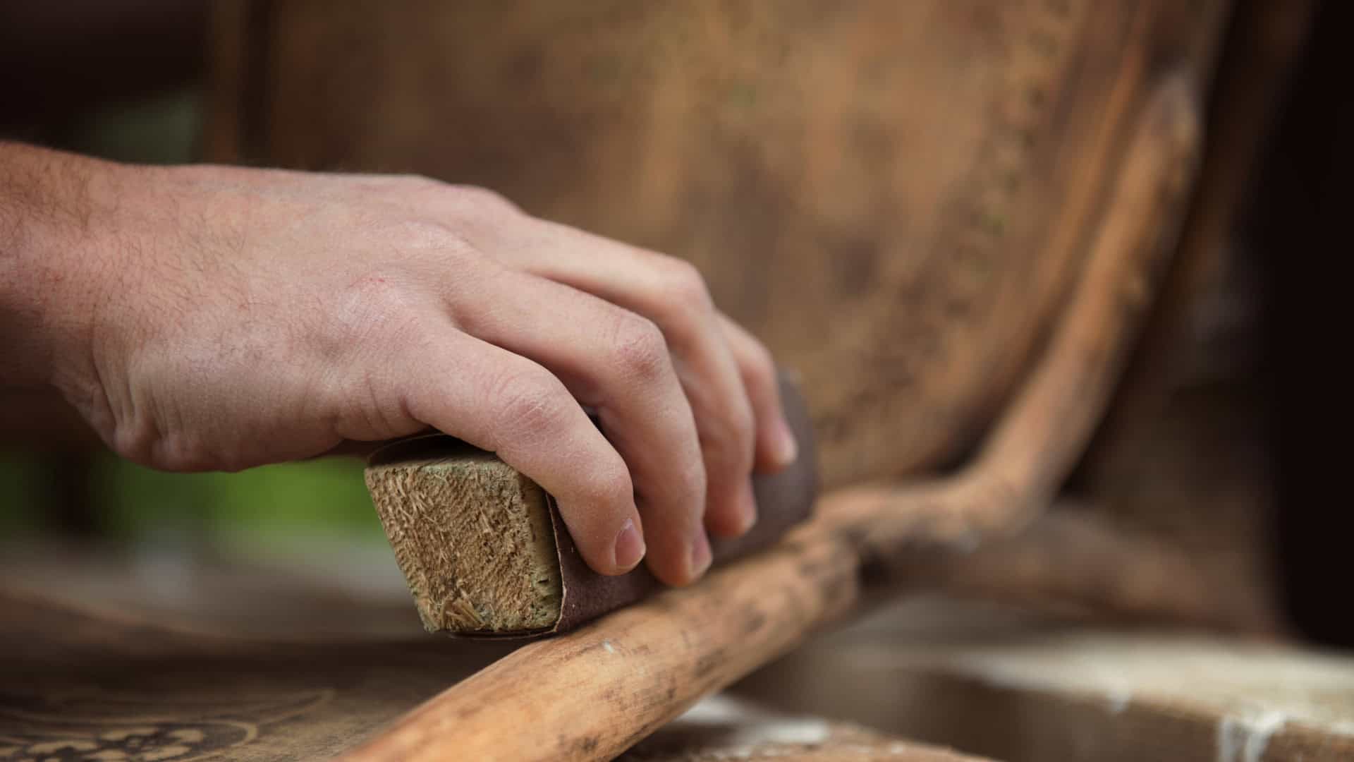 Manos trabajando la madera