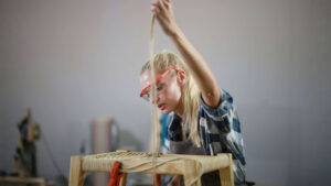 Taller de encordado de taburete en Badalona