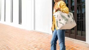 Tallter de estampado ecoprint sobre bolso de algodon