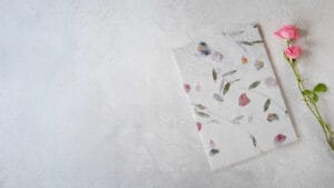 Taller de papel artesanal con fibras y pétalos